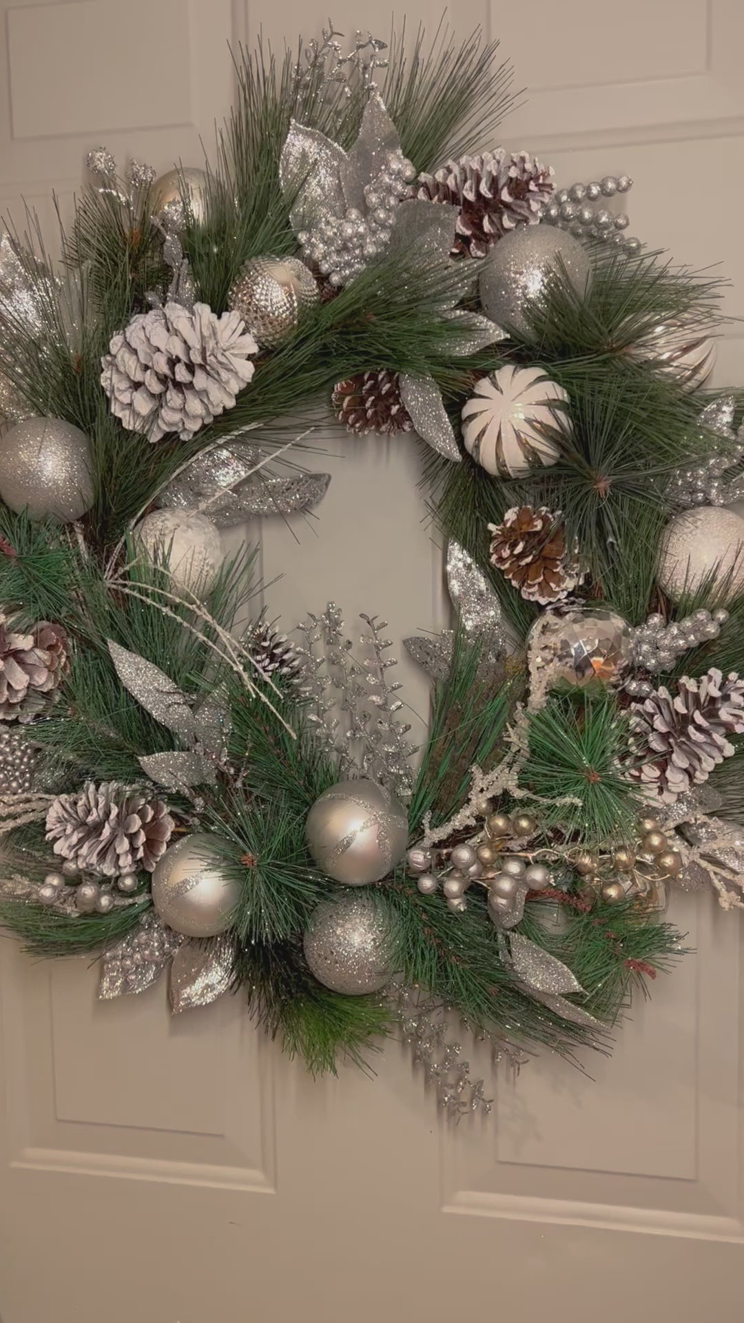 White/Silver Wreath 26"